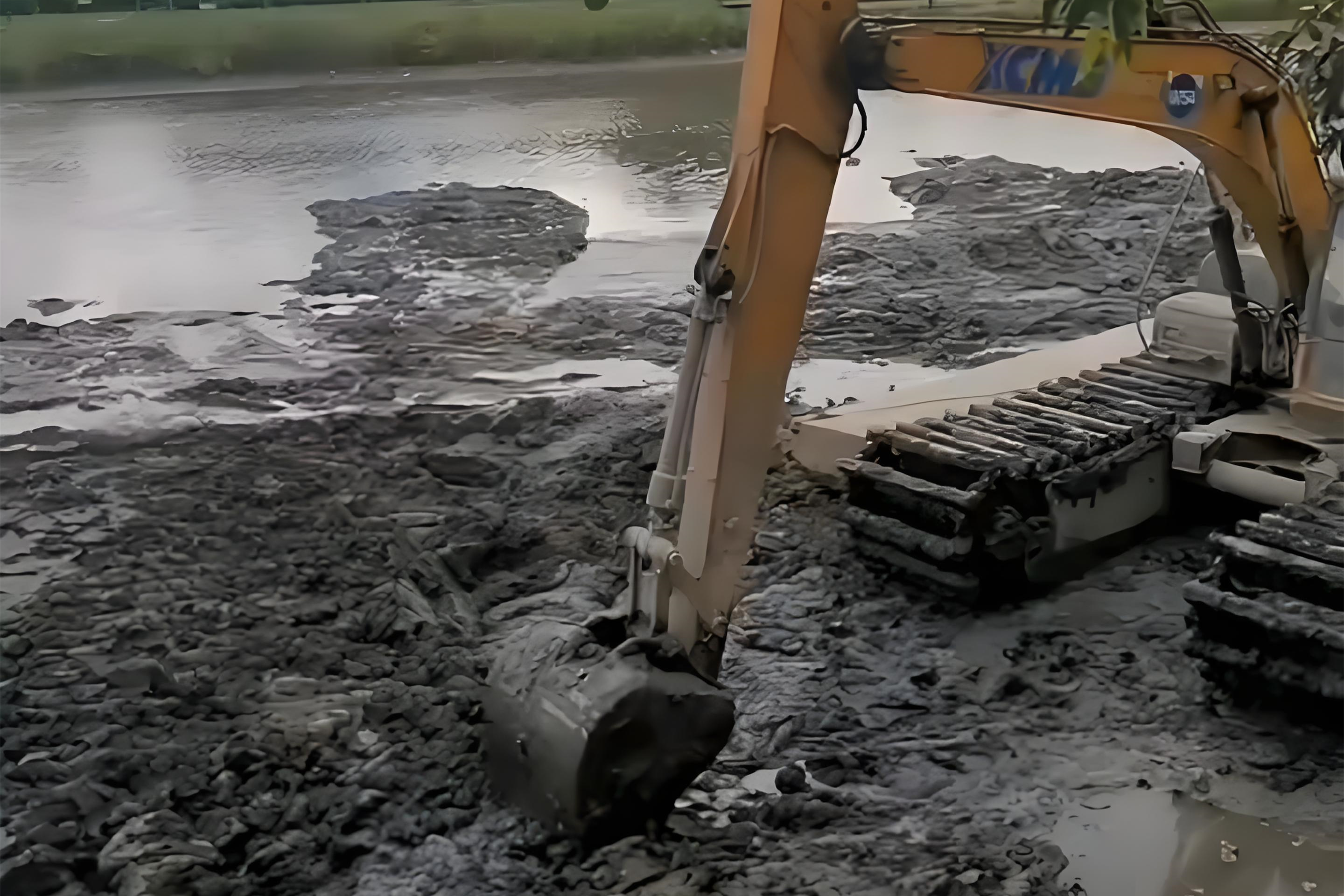 江西水挖清淤團(tuán)隊(duì)泓樺錦嘉-水上挖機(jī)清淤要避開(kāi)汛期嗎?